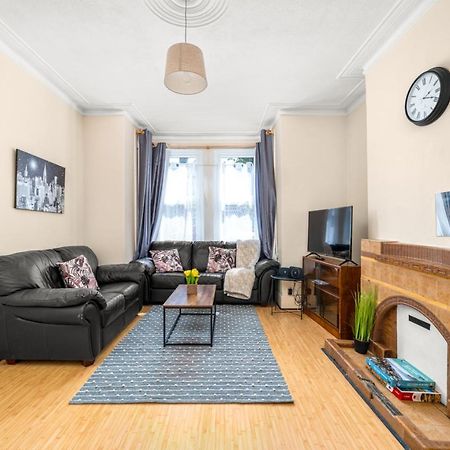 Homely 4-Bedroom Home With 2 Baths & Free Parking London Kültér fotó