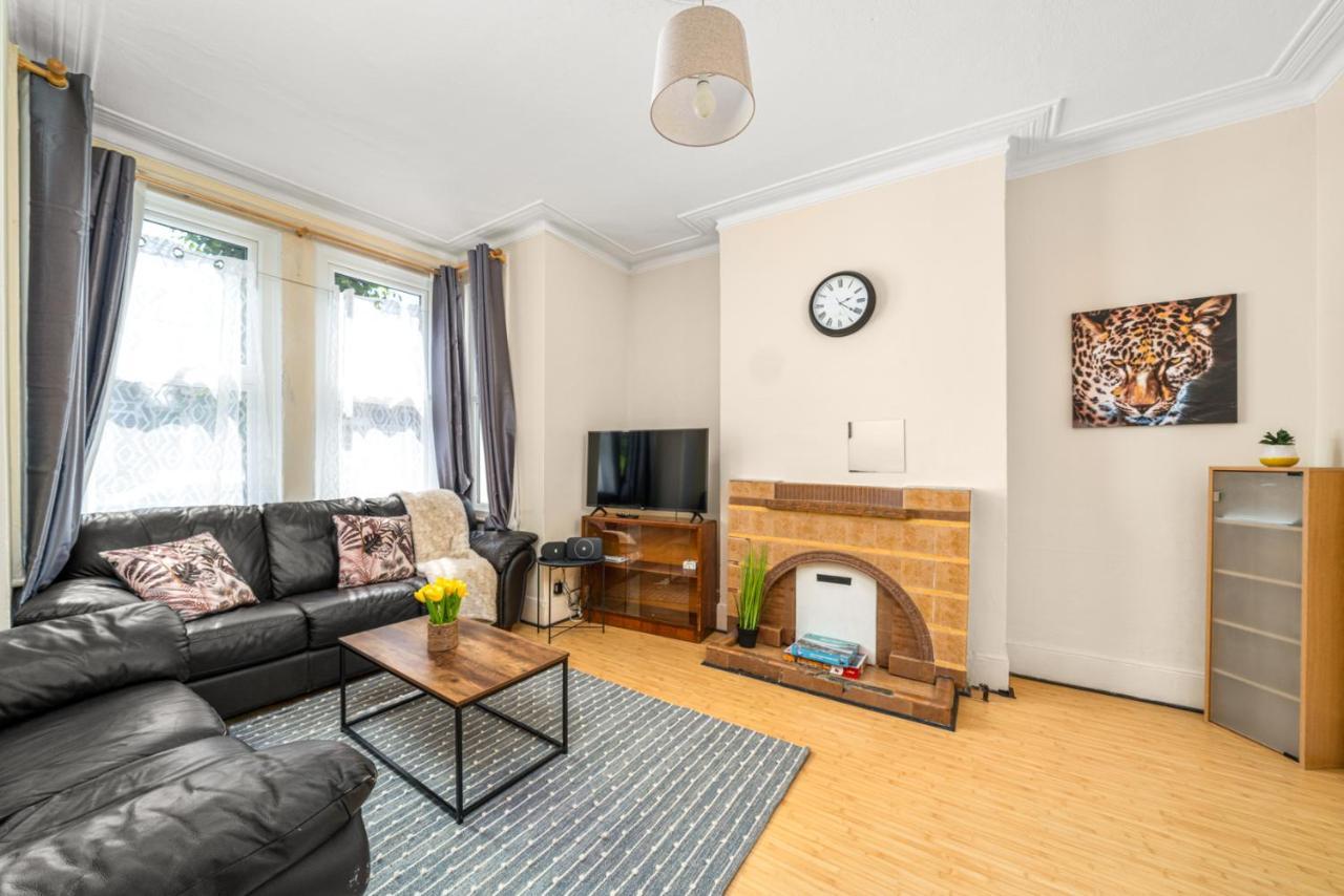 Homely 4-Bedroom Home With 2 Baths & Free Parking London Kültér fotó