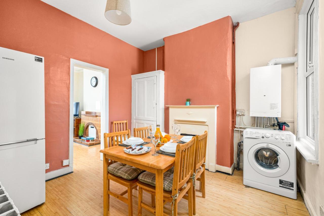Homely 4-Bedroom Home With 2 Baths & Free Parking London Kültér fotó