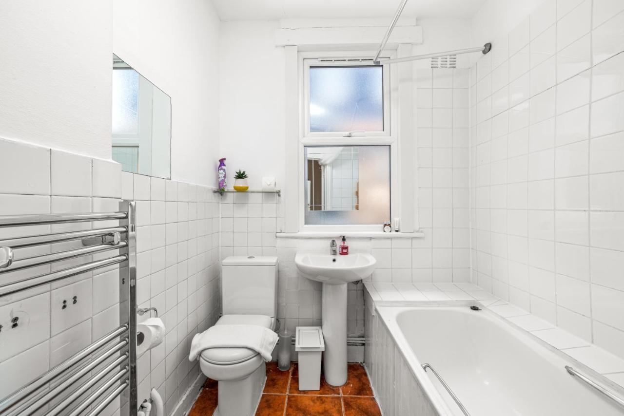 Homely 4-Bedroom Home With 2 Baths & Free Parking London Kültér fotó