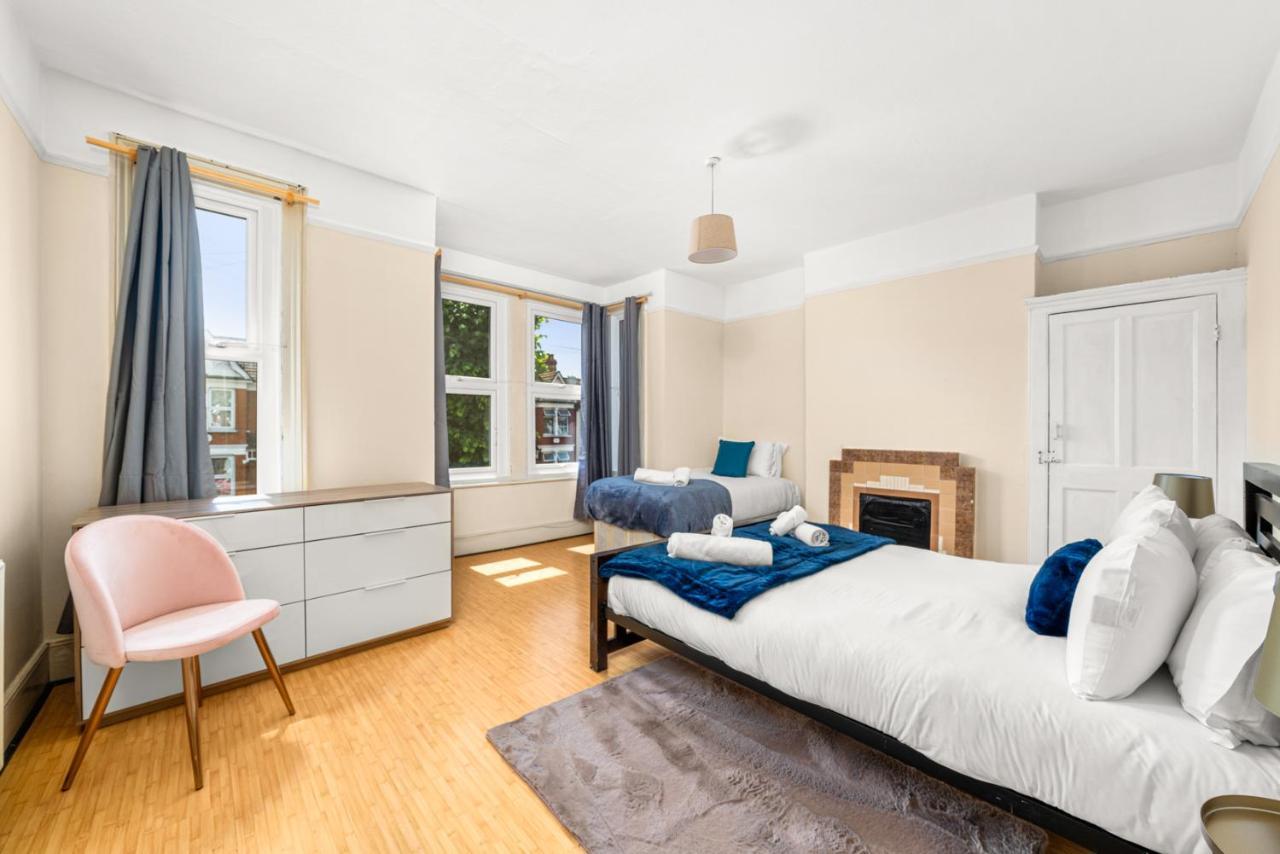 Homely 4-Bedroom Home With 2 Baths & Free Parking London Kültér fotó