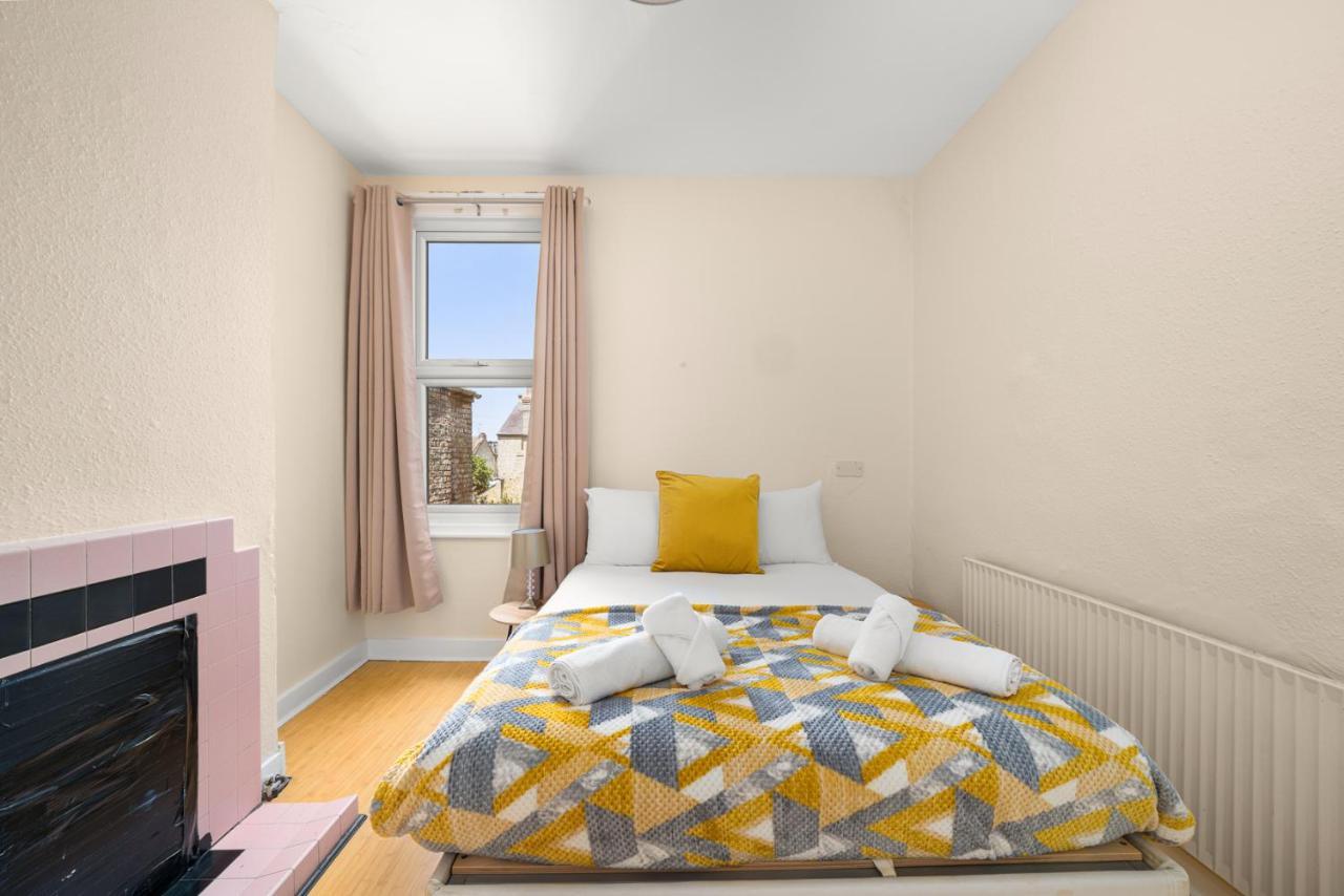 Homely 4-Bedroom Home With 2 Baths & Free Parking London Kültér fotó